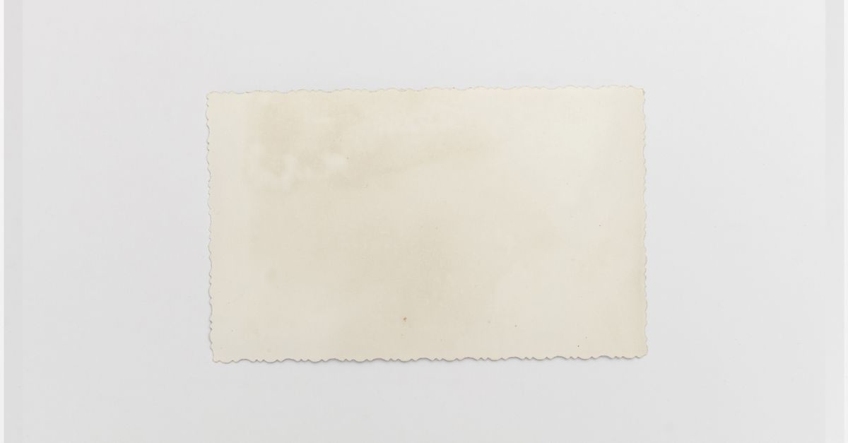 Lámina ilustrada sobre papel claro apoyada en una pared con luz lateral